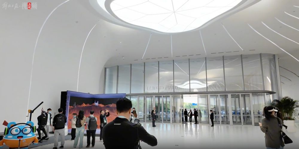 中关村论坛永久会址顶部巨型ETFE膜结构天窗具有熔断功能